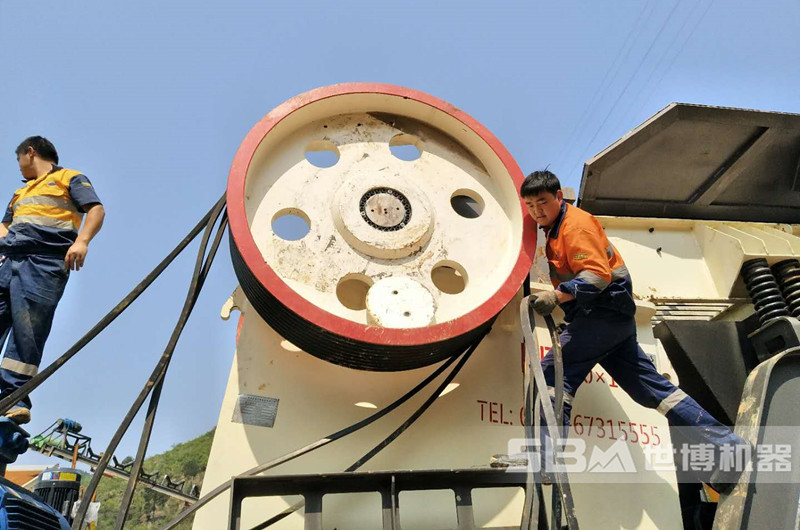 900x1200顎破碎機現(xiàn)場