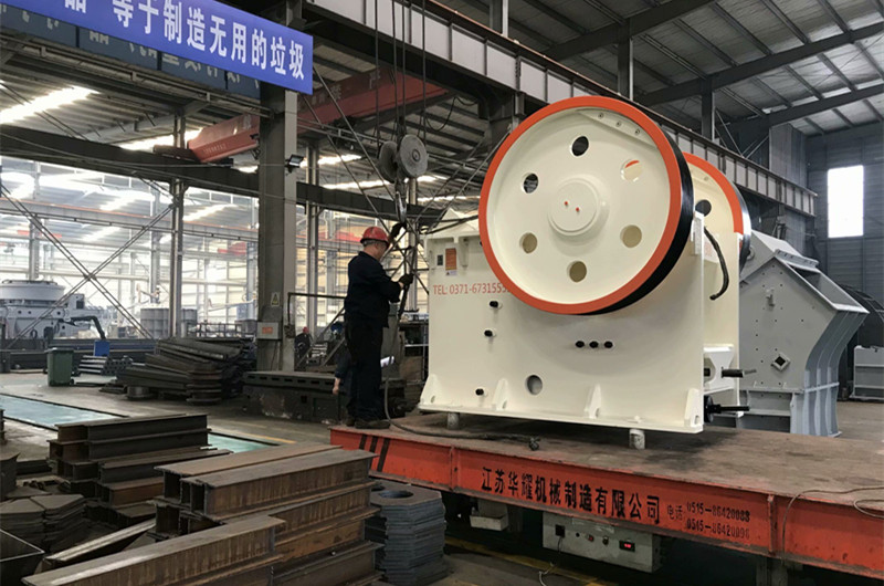 顎式破碎機(jī)，粗碎大理巖