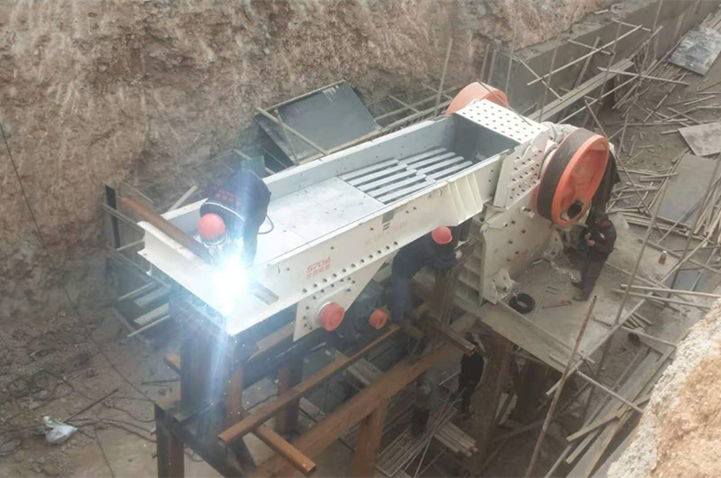 顎式破碎機、給料機安裝現(xiàn)場