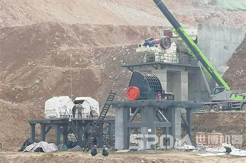 顎破、反擊破、重錘破安裝現(xiàn)場，根據(jù)現(xiàn)場地形高低布置