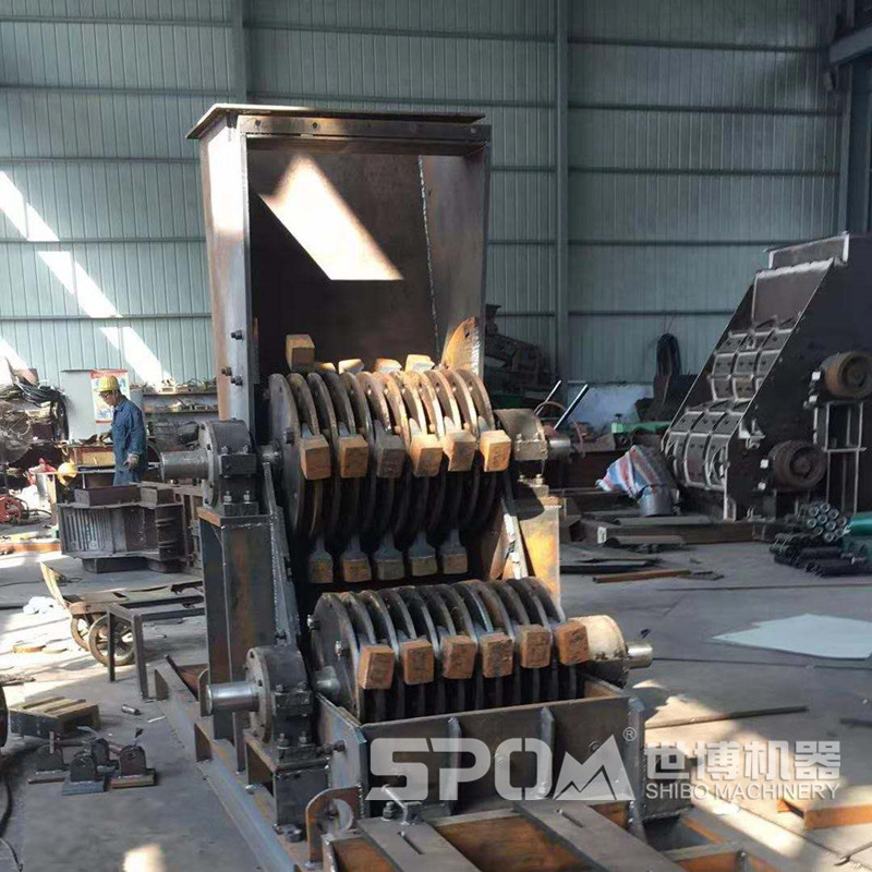 世博雙級(jí)破碎機(jī)生產(chǎn)車間，雙級(jí)破碎機(jī)半成品內(nèi)部結(jié)構(gòu)