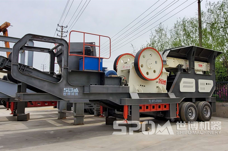 輪胎式顎破移動碎石機，配置顎破的移動碎石機